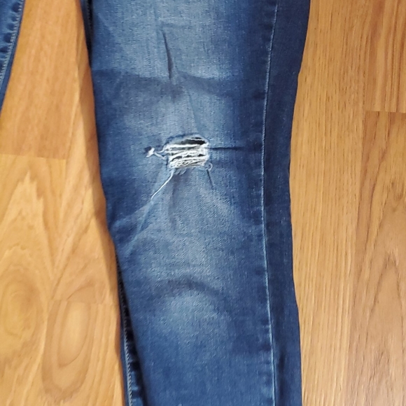Old navy ripped skinny jeans - Picture 2 of 5